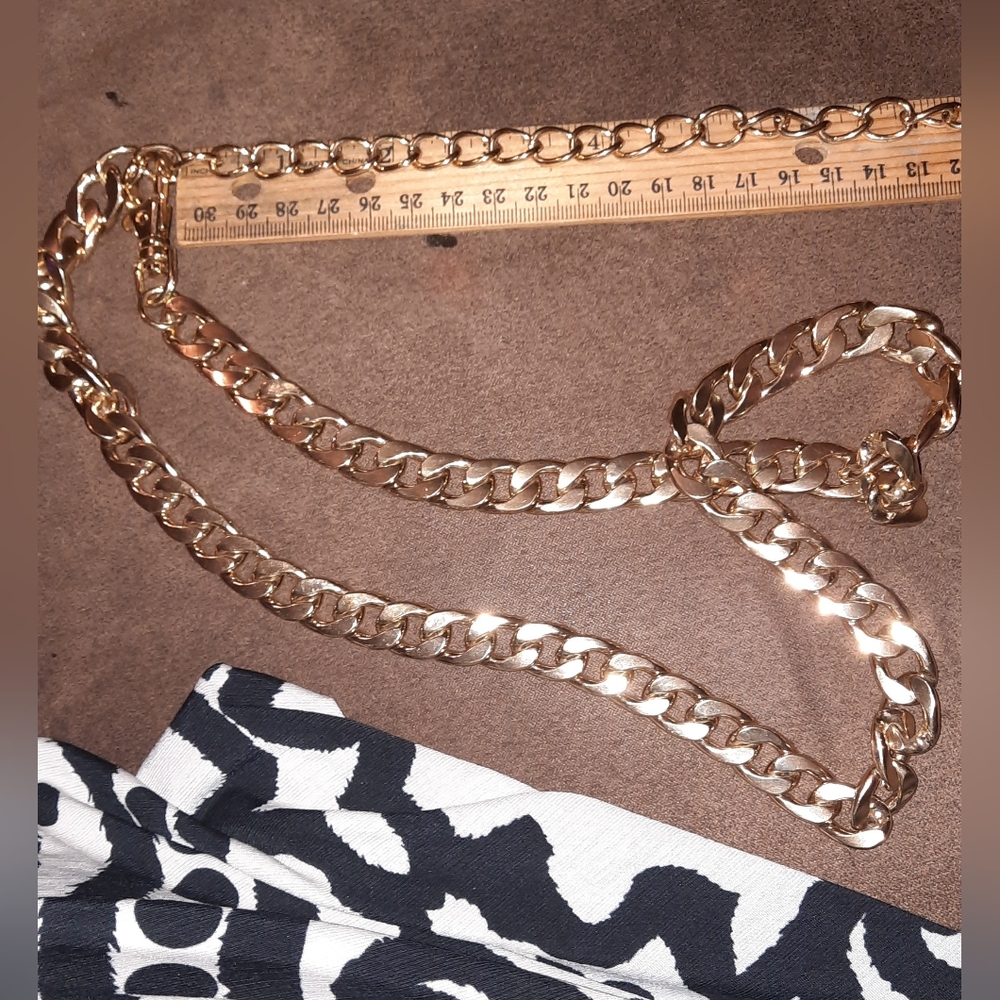 Gold Chain Link Women's Belt with Pendant - Picture 4 of 7